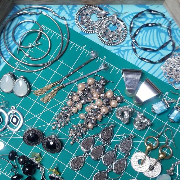 Curated Bundle Lot of 30 Pairs of Vintage to Present Silver Tone Earrings #1 - Picture 2 of 4